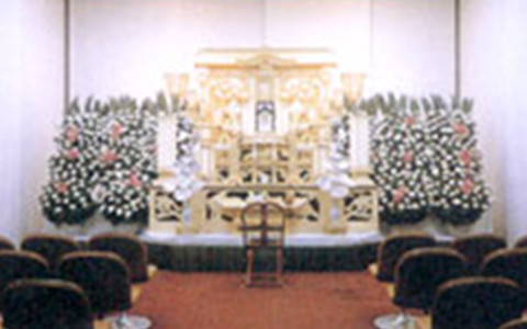 1階　式場祭壇飾りの一例（鶴）